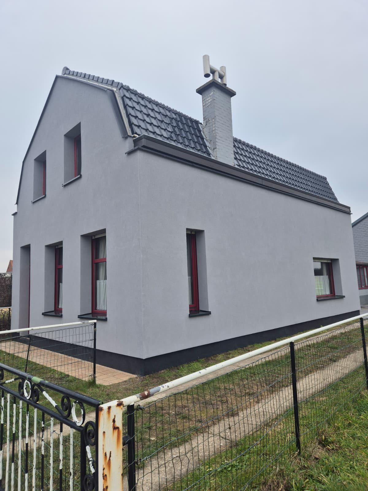 Hoekzicht op de volledige woning na de gevelisolatie in Wachtebeke