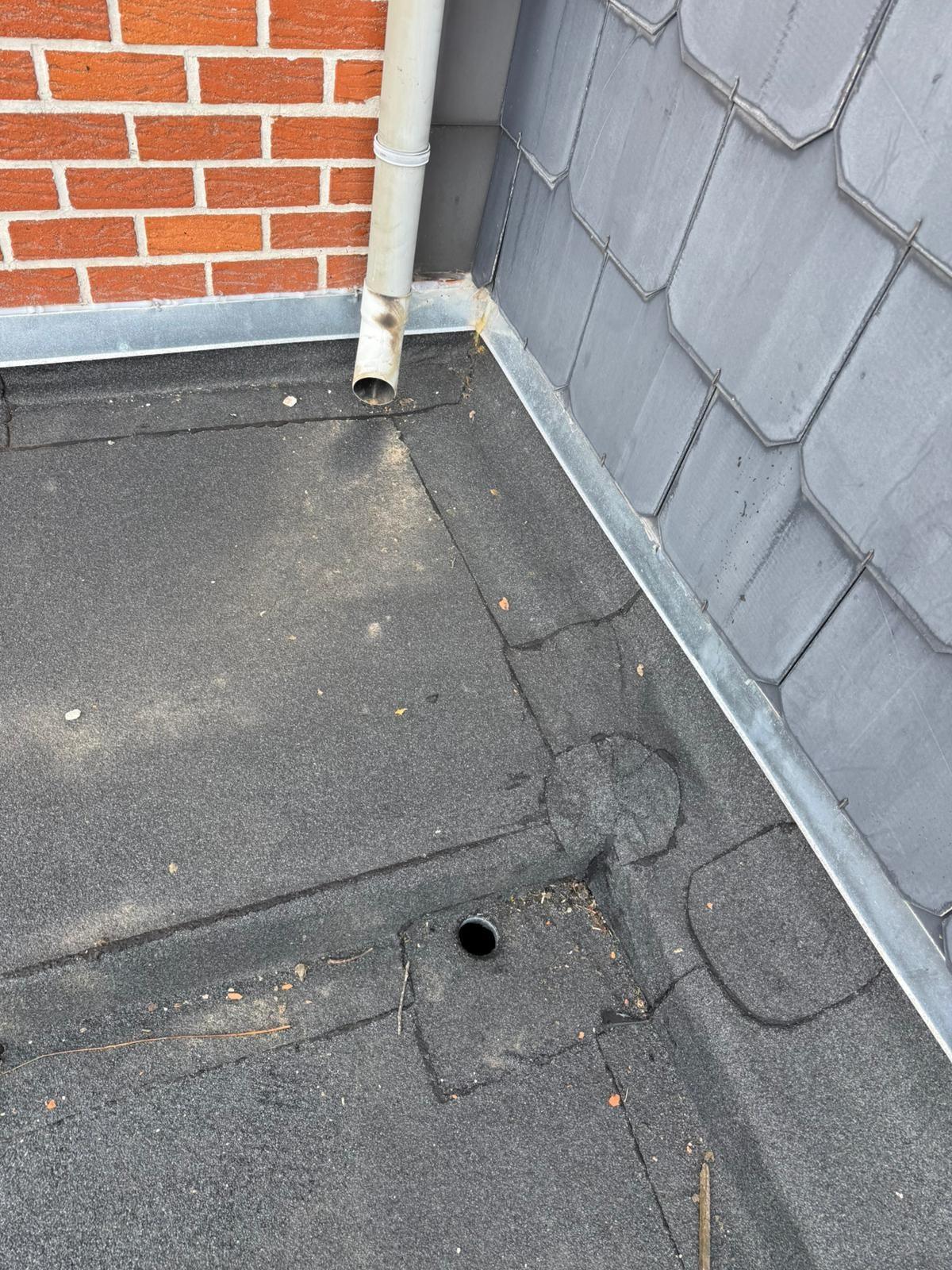 Roofing-aansluiting tegen de gevel met nieuw zinkwerk, plat dak Ninove