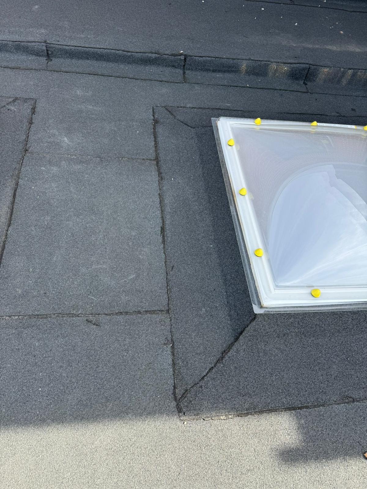 Detail van de lichtkoepel en netjes gebrande roofing-naden in Ninove