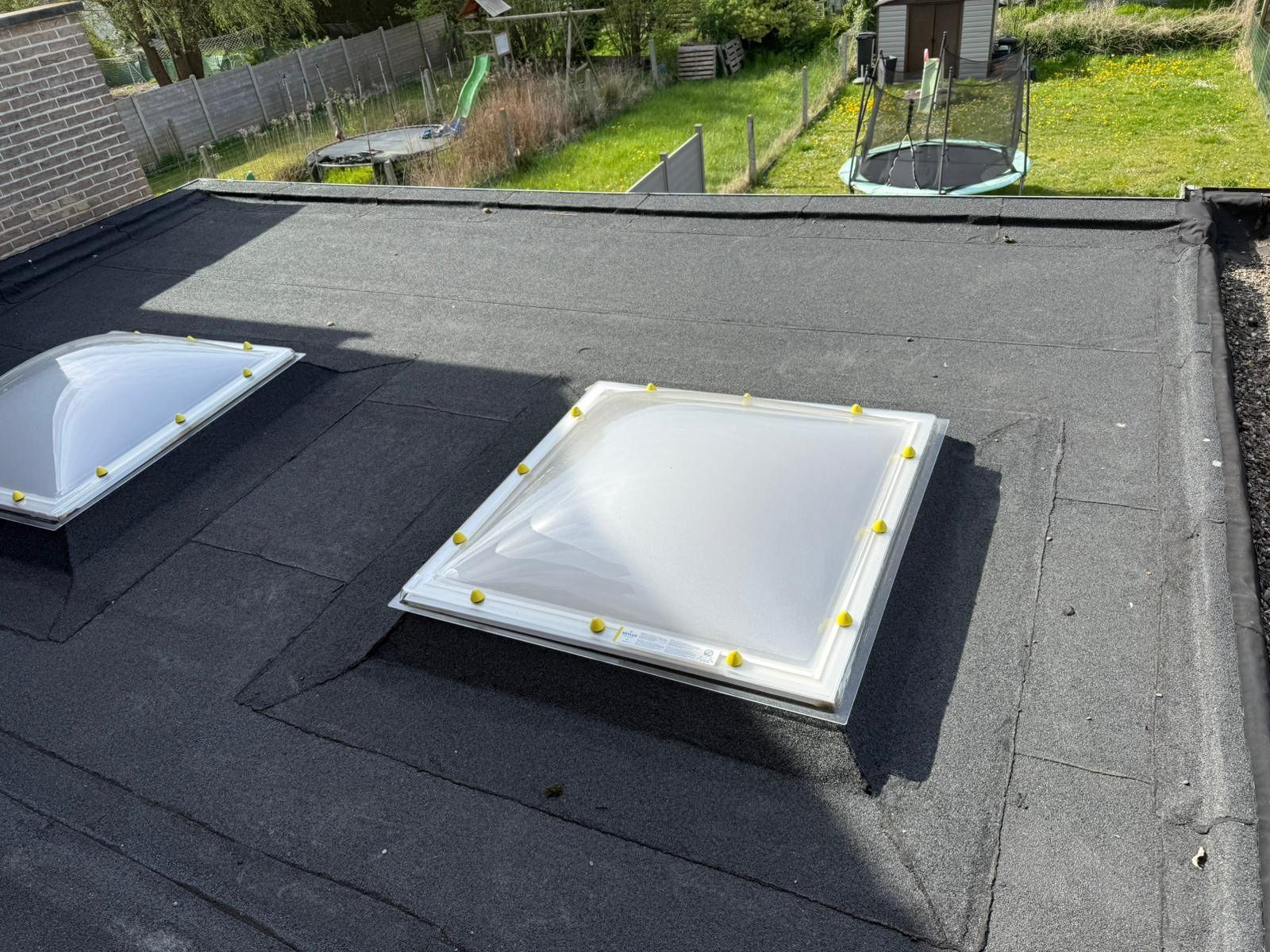 Overzicht van het plat dak in Ninove met beide nieuwe lichtkoepels