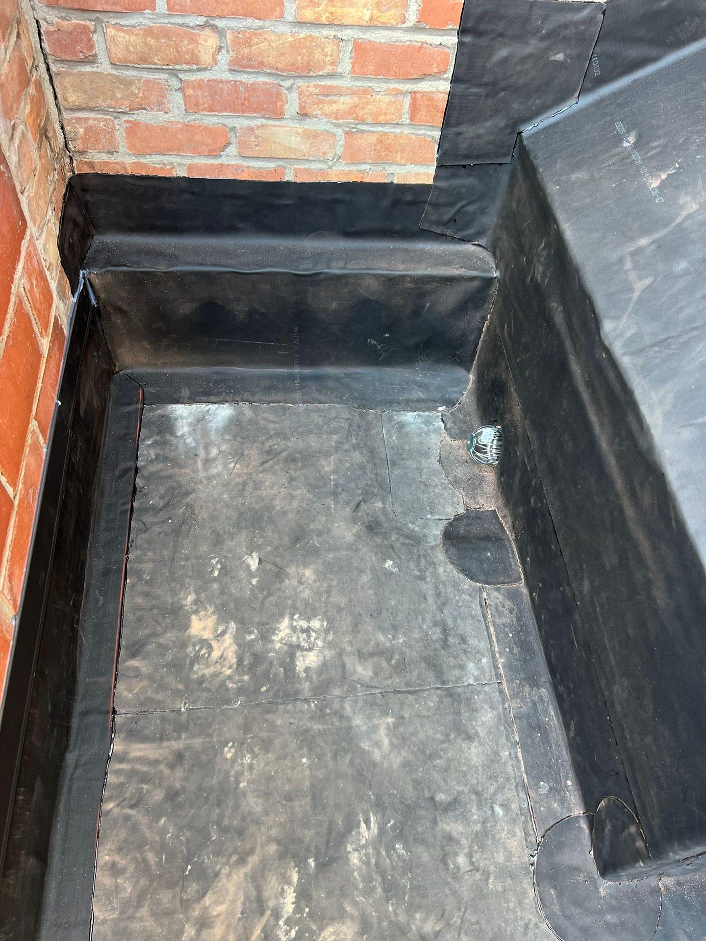 Detail van de EPDM-opstanden en afvoer, plat dak Oostende
