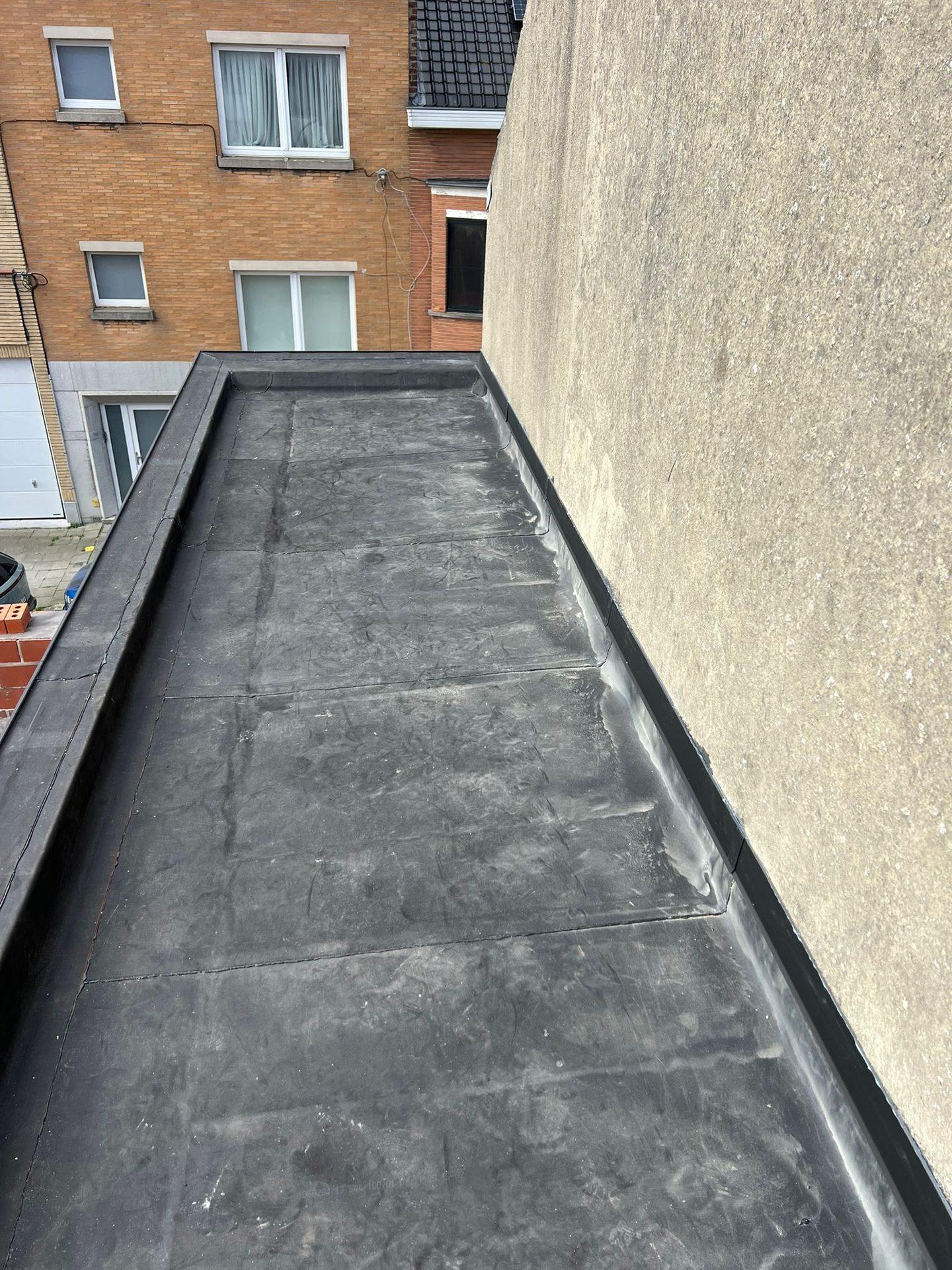 Lange EPDM-dakstrook met gelaste naden op de stadswoning in Oostende