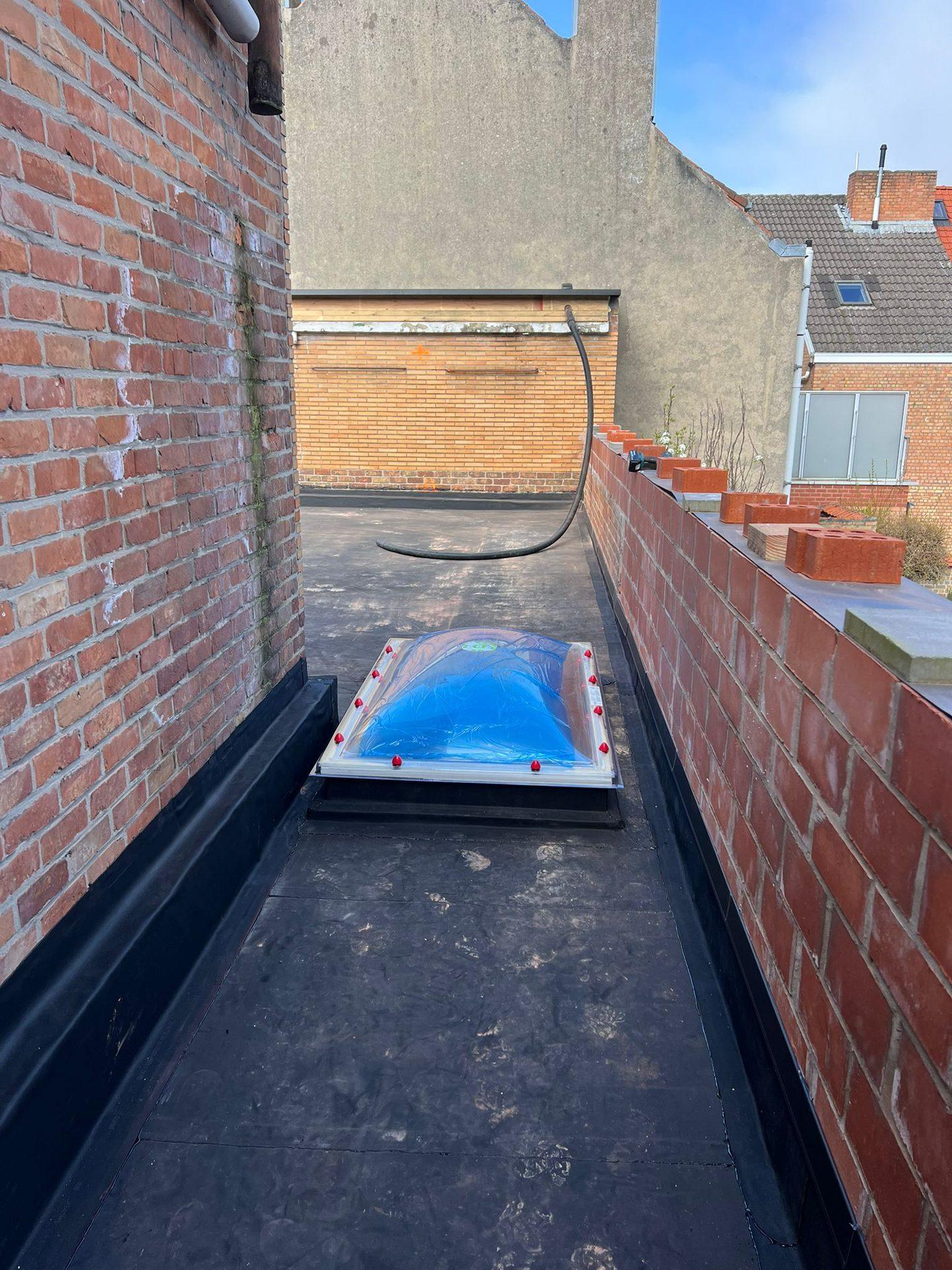 Nieuwe lichtkoepel op het vernieuwde plat dak in Oostende