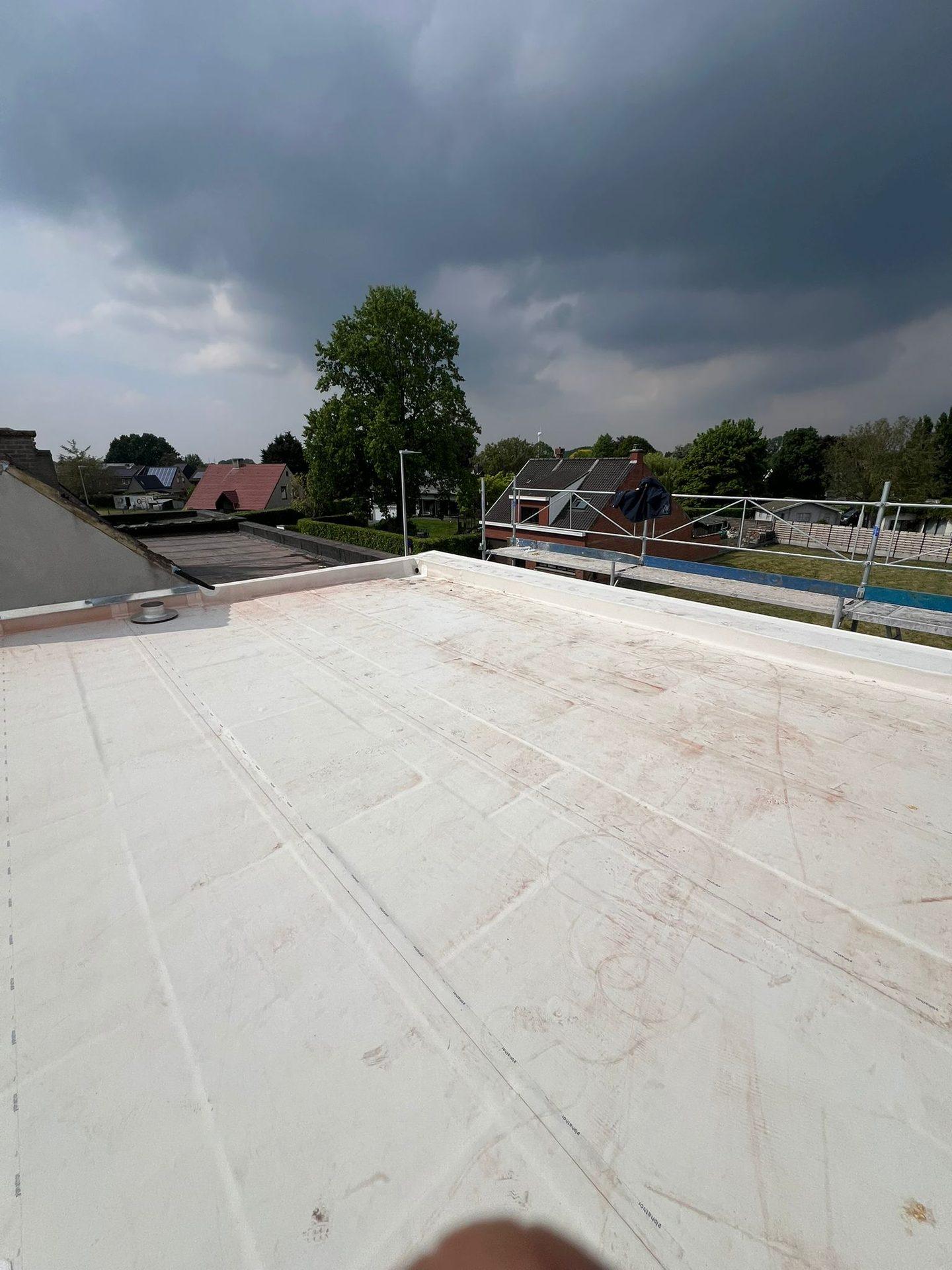 Wit dakvlak van het plat dak in Wevelgem na de renovatiewerken