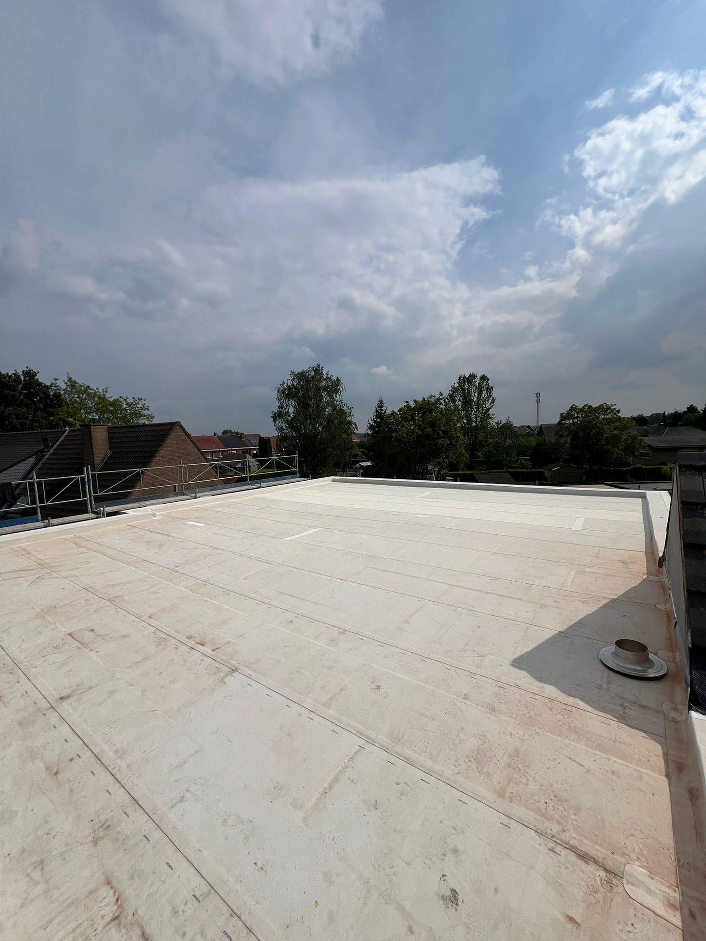 Dakhoek met ontluchting op het vernieuwde plat dak in Wevelgem