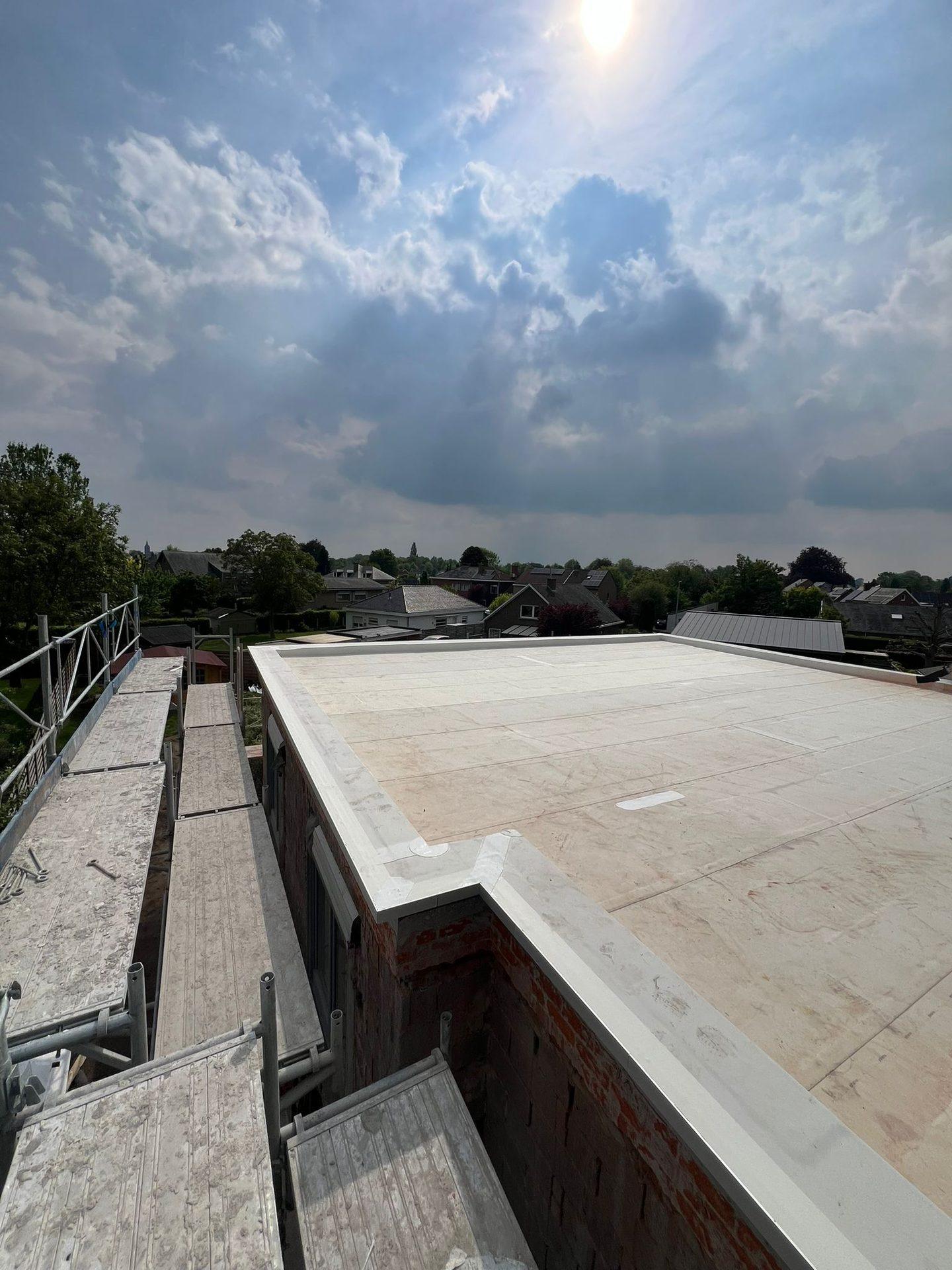 Strakke aluminium dakrandprofielen op het plat dak in Wevelgem
