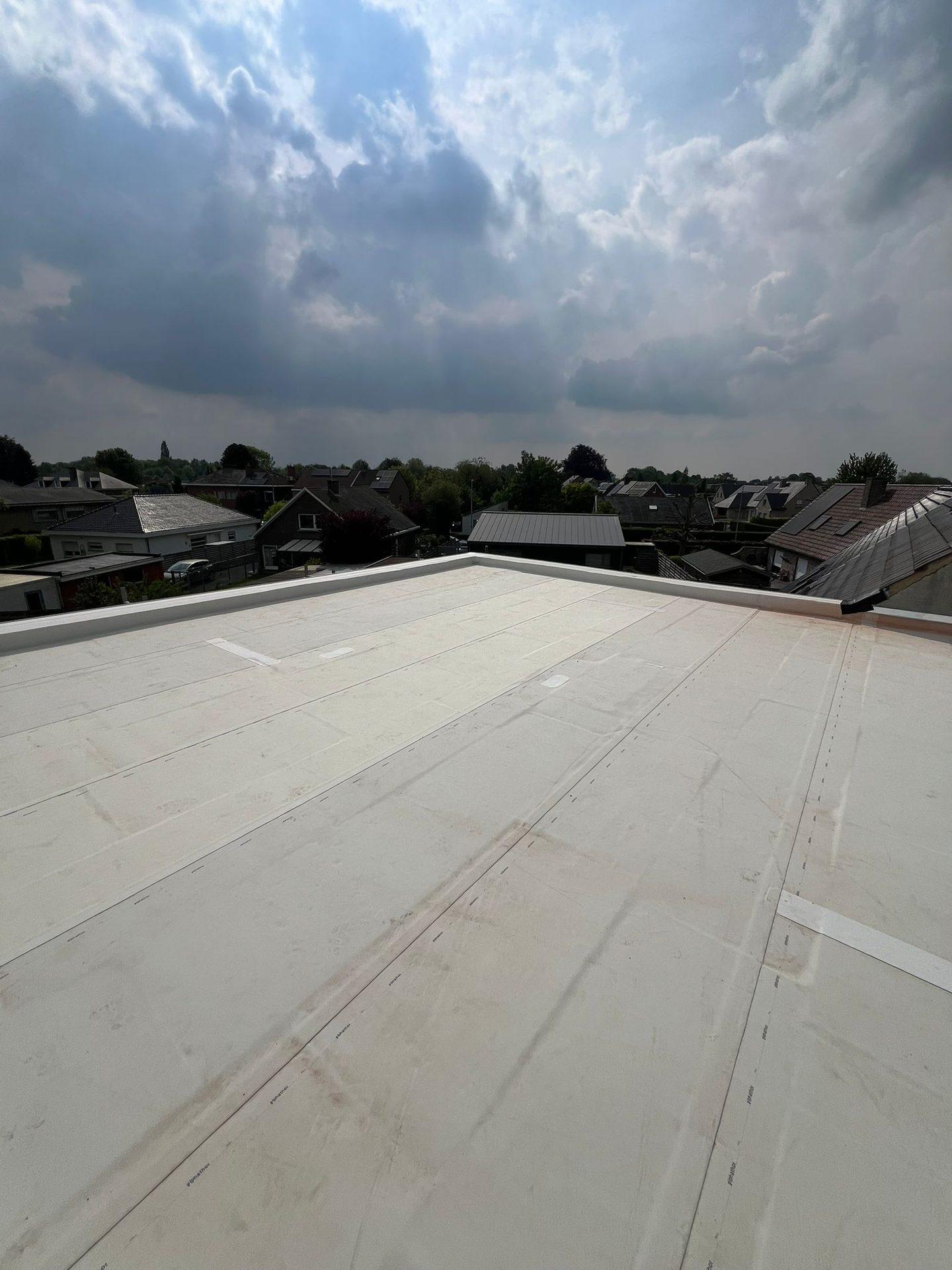 Afgewerkt wit dakvlak van het nieuwe plat dak in Wevelgem