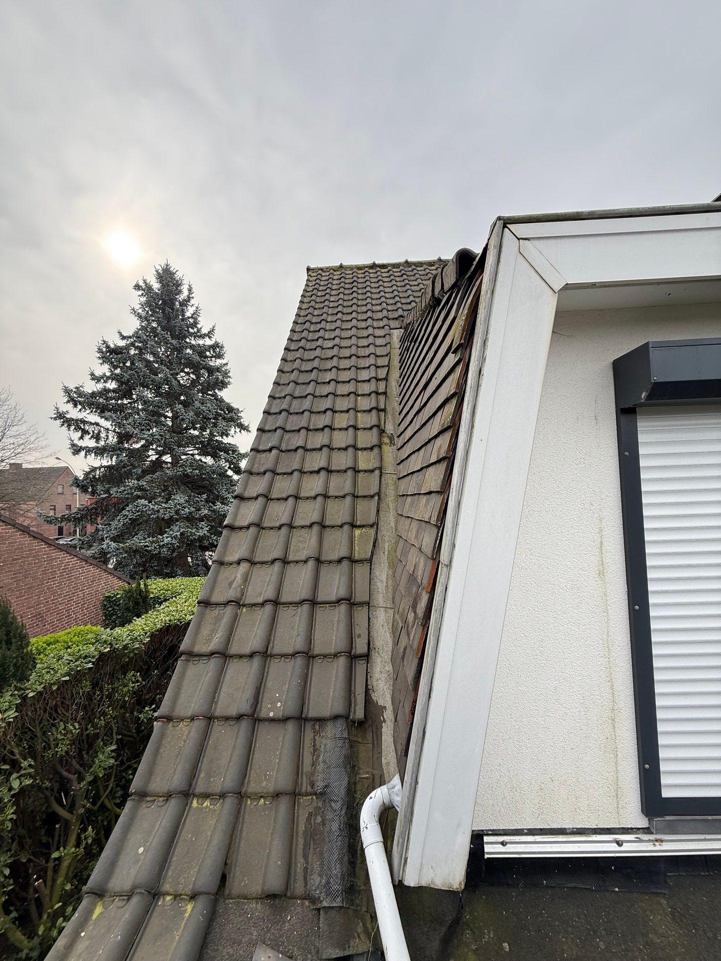 Detailopname van de dakisolatie tijdens de werken in Aartselaar