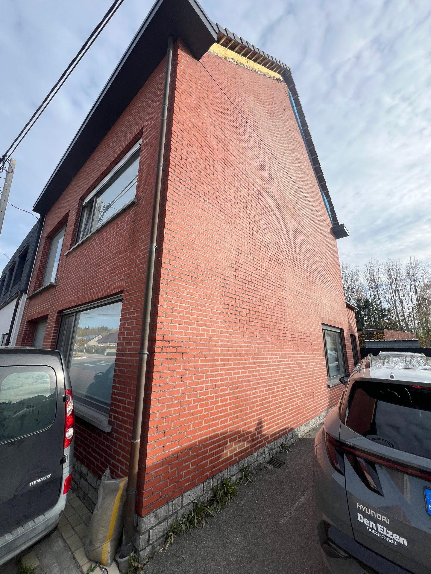 Detail van de crepiafwerking op de gevel in Bonheiden