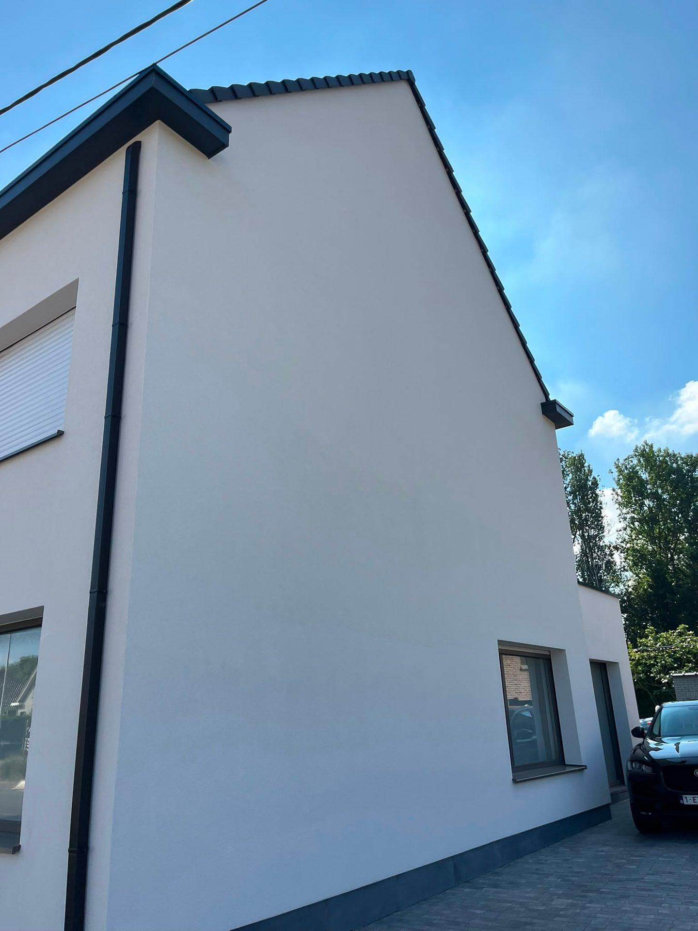 Afgewerkte gevel met crepi in Bonheiden, gerealiseerd door Recotex