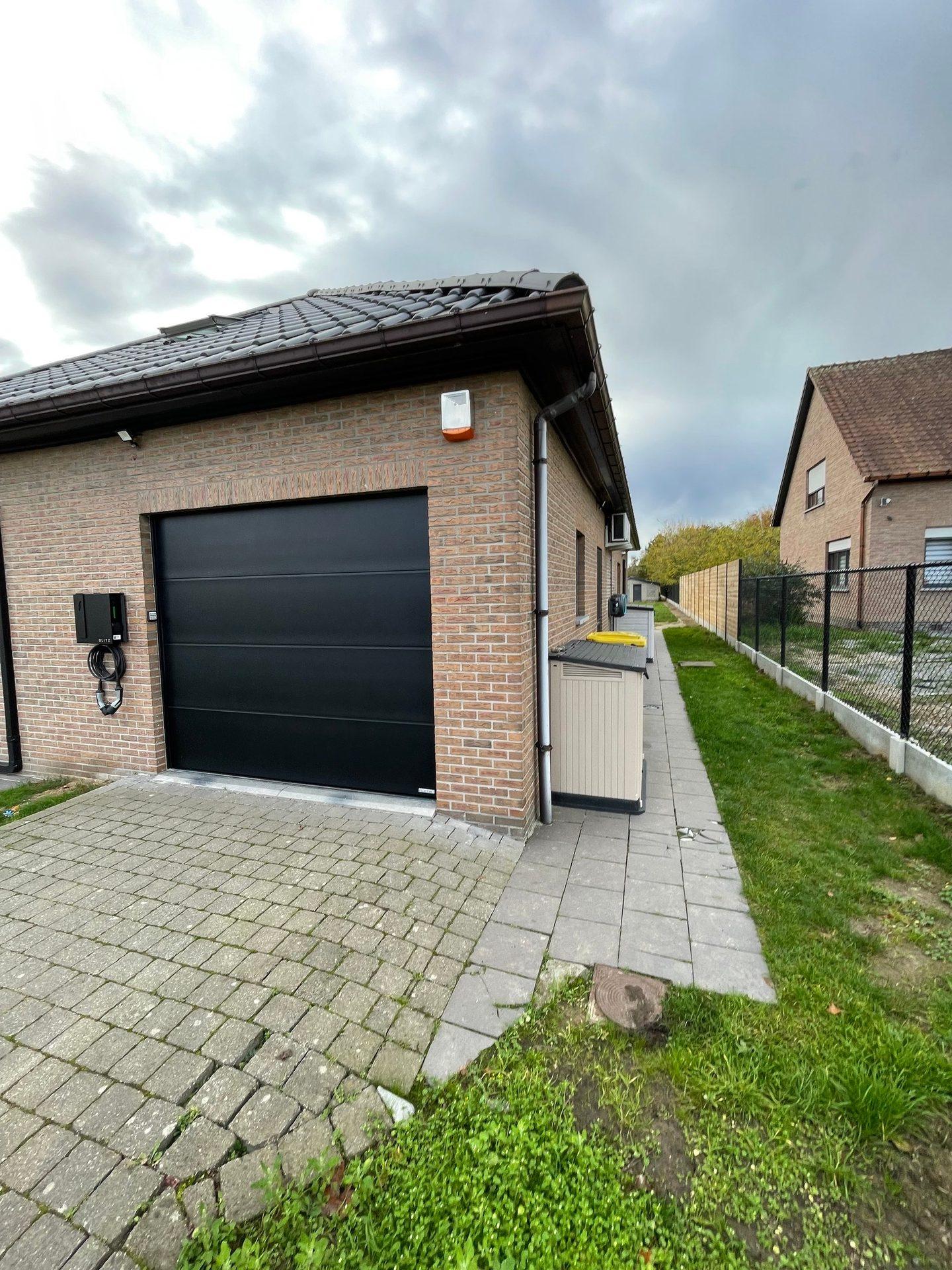 Detailopname van de afgewerkte hanggoten in trespa, gevelrenovatie Boortmeerbeek.
