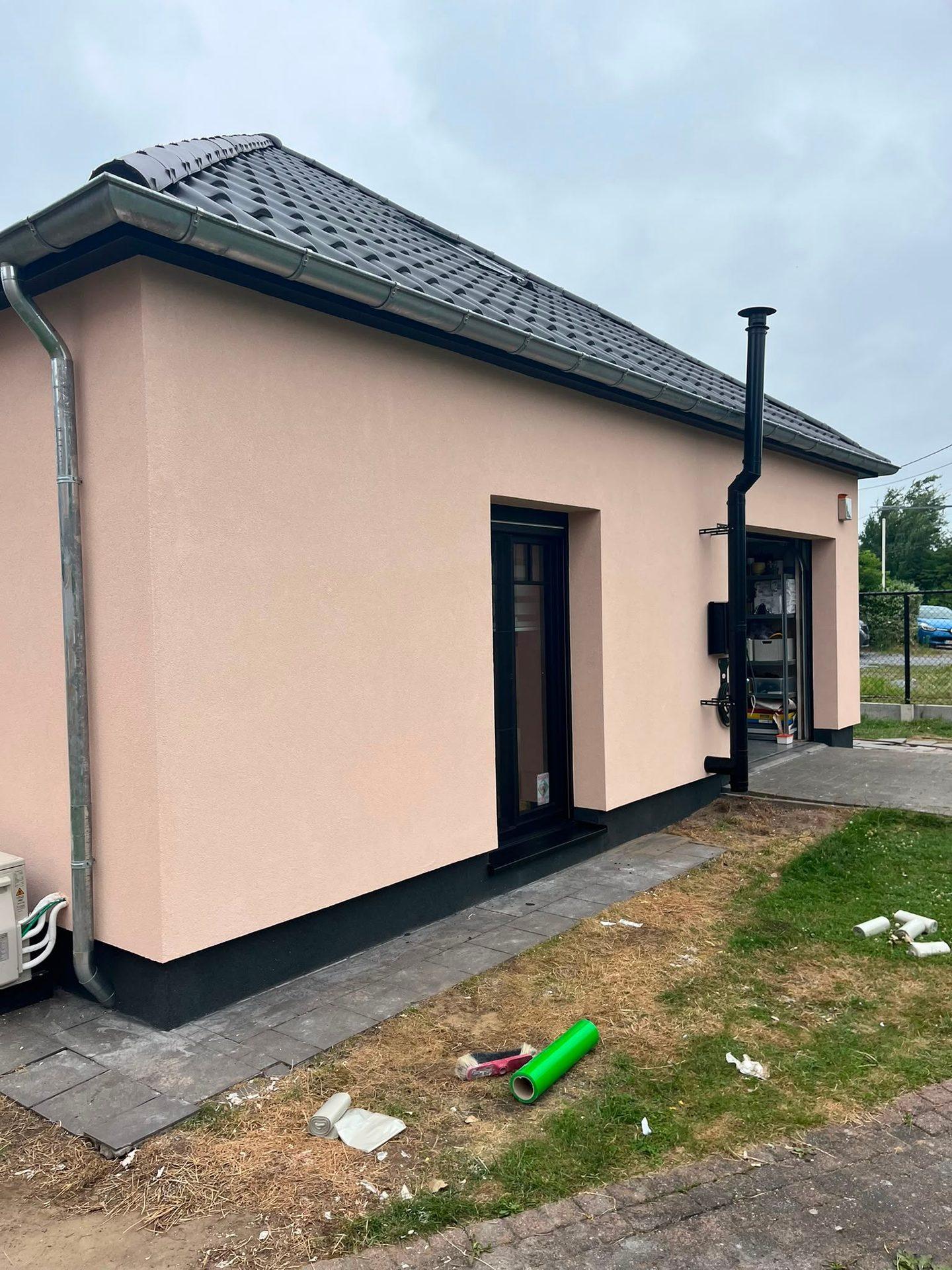Detailopname van de afgewerkte hanggoten in trespa, gevelrenovatie Boortmeerbeek.