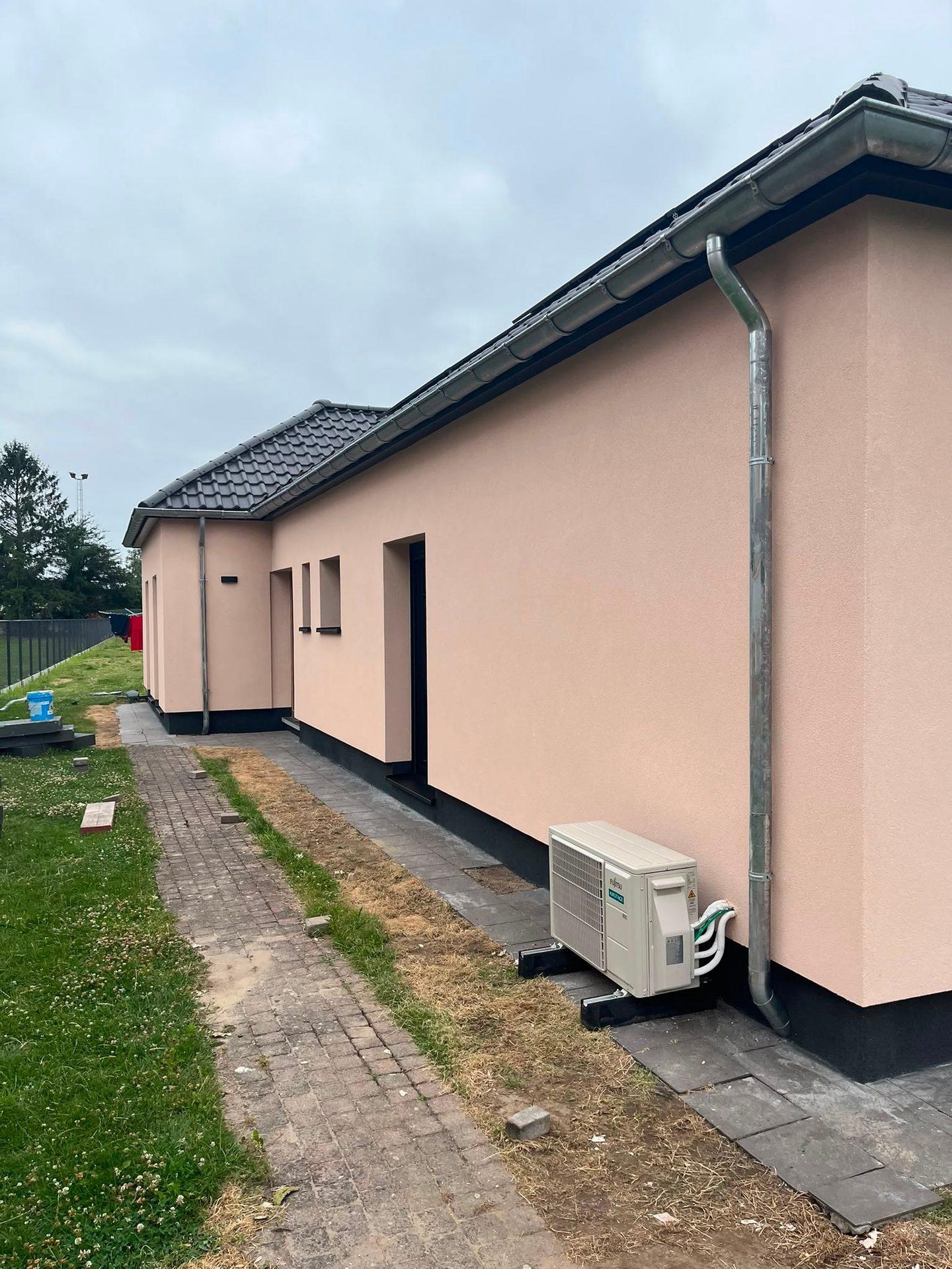 Detailopname van de afgewerkte hanggoten in trespa, gevelrenovatie Boortmeerbeek.