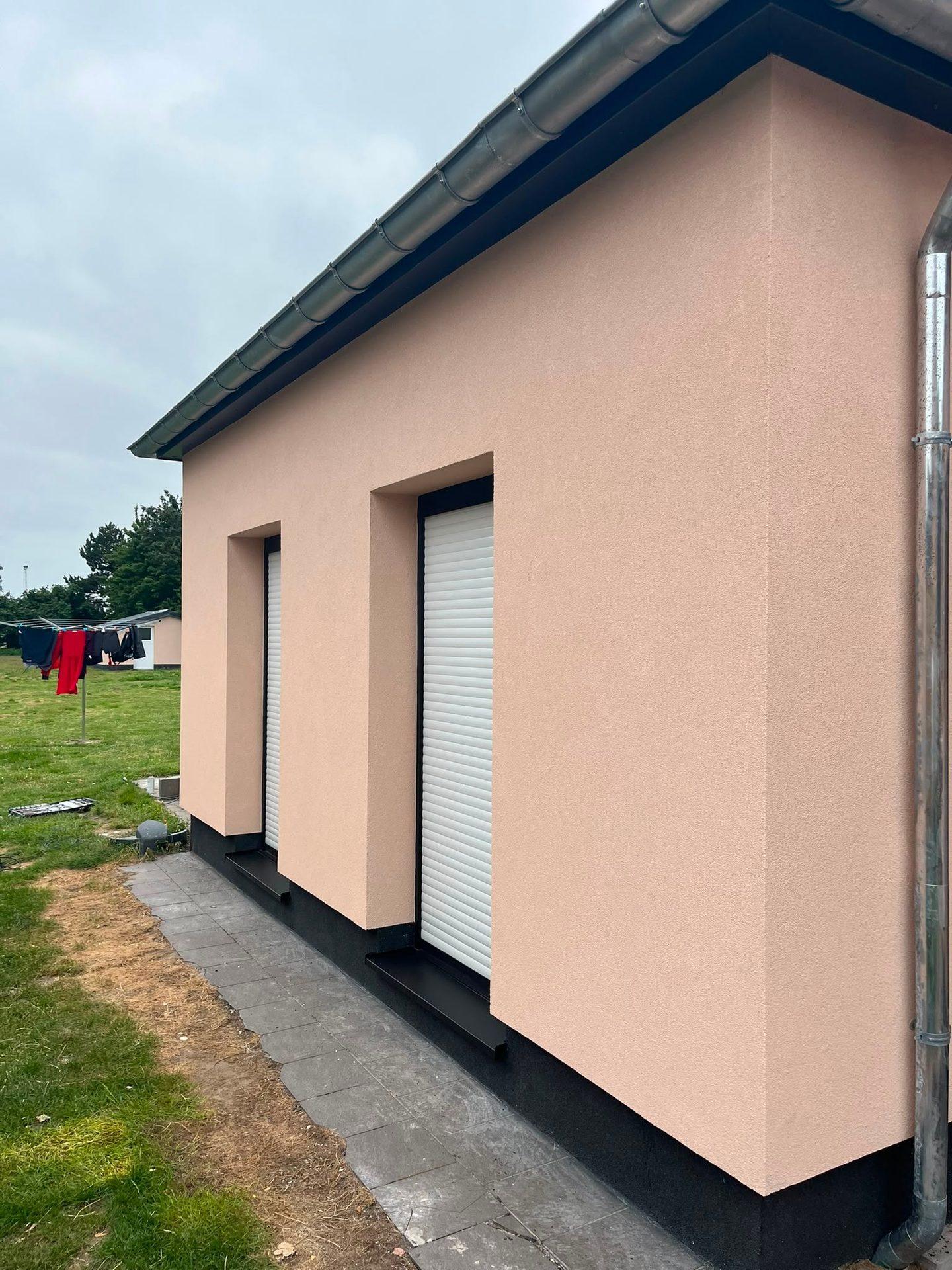 Detailopname van de afgewerkte hanggoten in trespa, gevelrenovatie Boortmeerbeek.