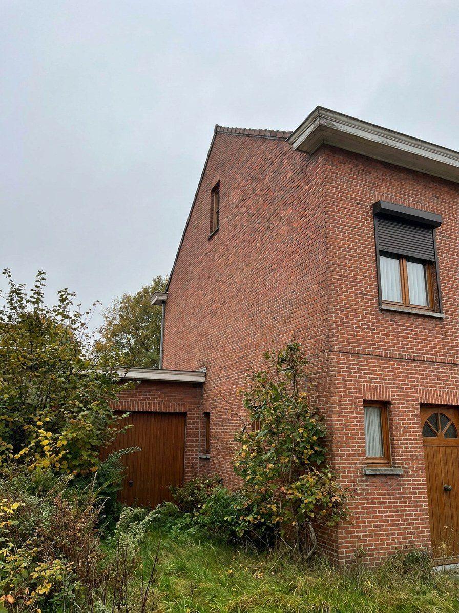 Gevelwerken in Hoevenen: situatie voor de werken