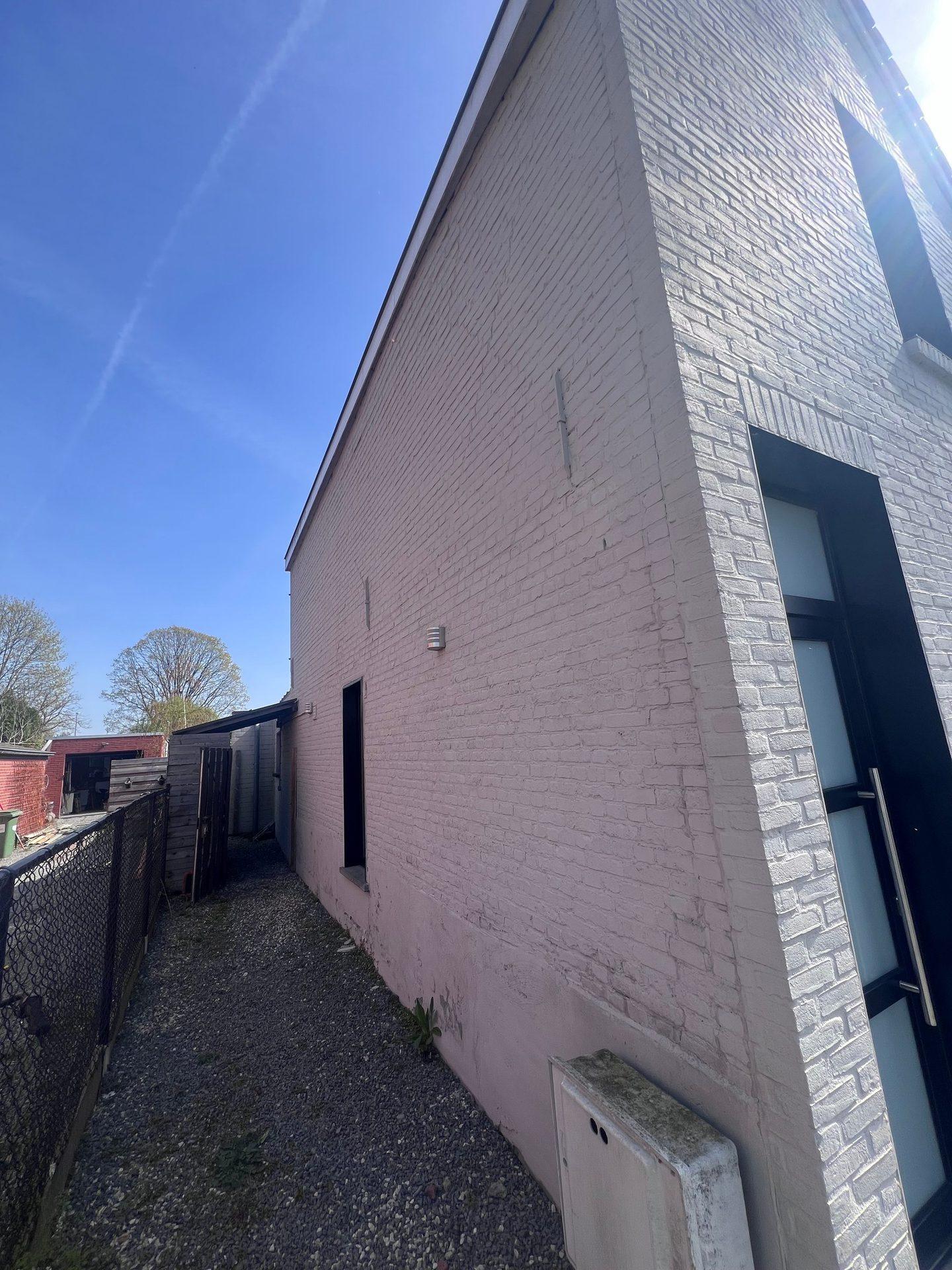 Detailopname van de crepi-afwerking aan de gevel in Lokeren