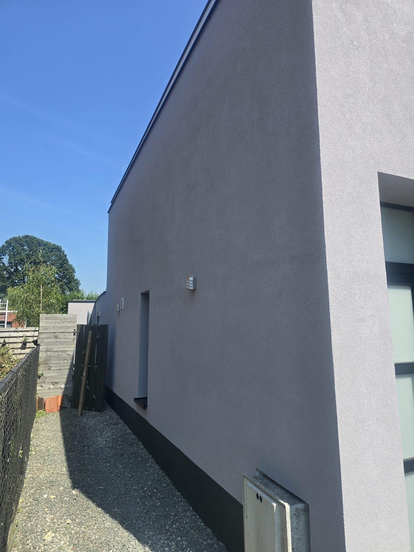 Detailopname van de crepi-afwerking aan de gevel in Lokeren