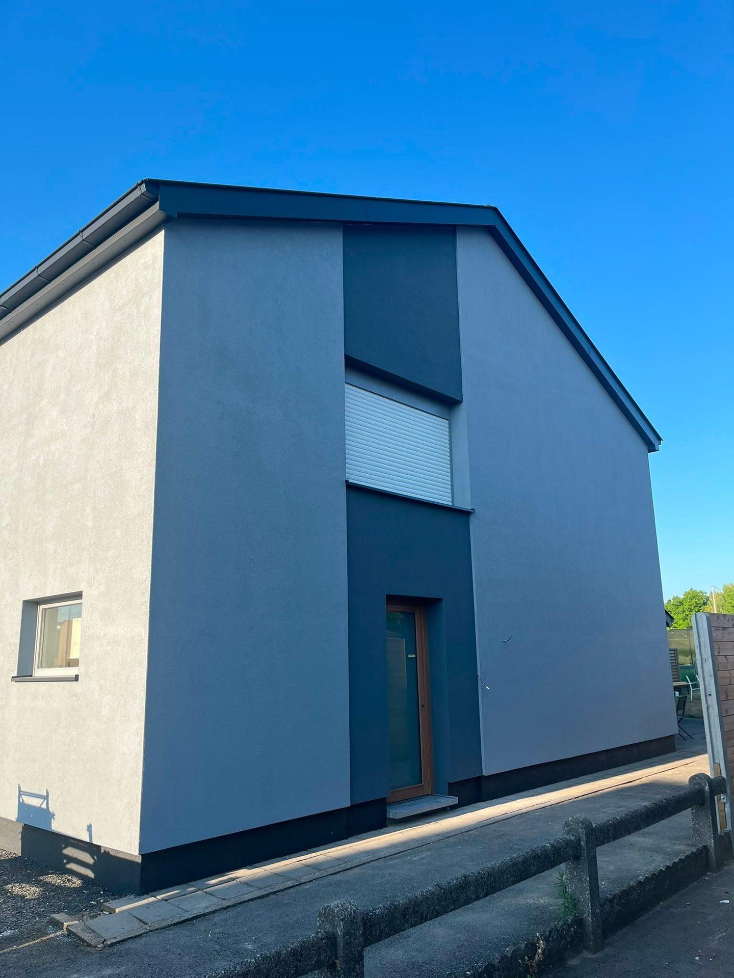 Woning na een totaalrenovatie met blauwe gevel